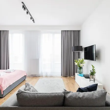 Slawinska 6 With Balcony By Renters ורשה
