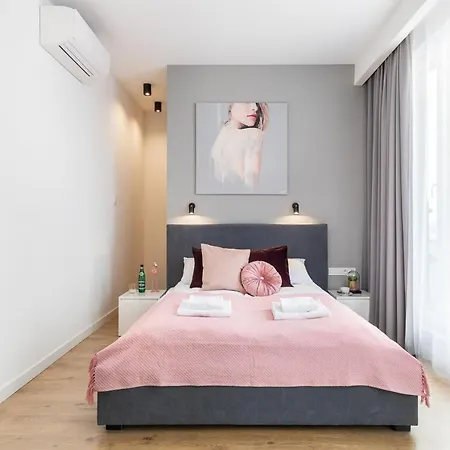 Apartment Slawinska 6 With Balcony By Renters