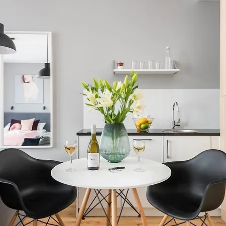 Slawinska 6 With Balcony By Renters Warschau