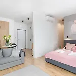 Slawinska 6 With Balcony By Renters ורשה