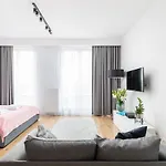 Slawinska 6 With Balcony By Renters ורשה