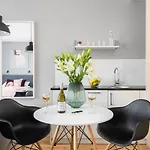 Slawinska 6 With Balcony By Renters ורשה